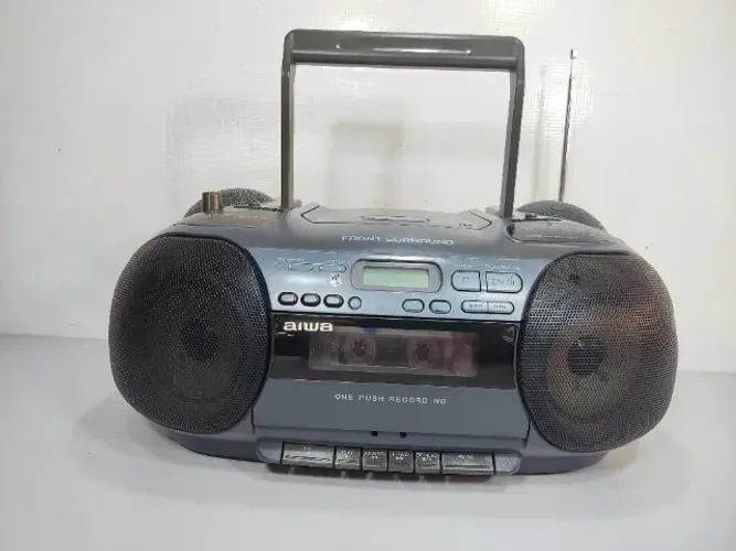 Detalhes Leia a Descrição do anuncio Mini System Aiwa 1996 AM/FM -Funciona 110v 9ry (Usado