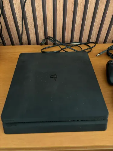 PlayStation 4 Slim 1TB + 2 Controles + 5 Jogos - Excelente Estado