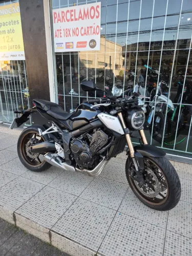 Honda CB 650R 2021, aceito troca, cartão e financiamento