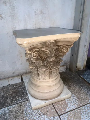 Coluna grega antiga feita em gesso