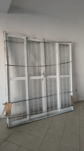 Porta de correr de aço 4  folhad 2,13m altura  x 2m de largura (entrego com taxa)