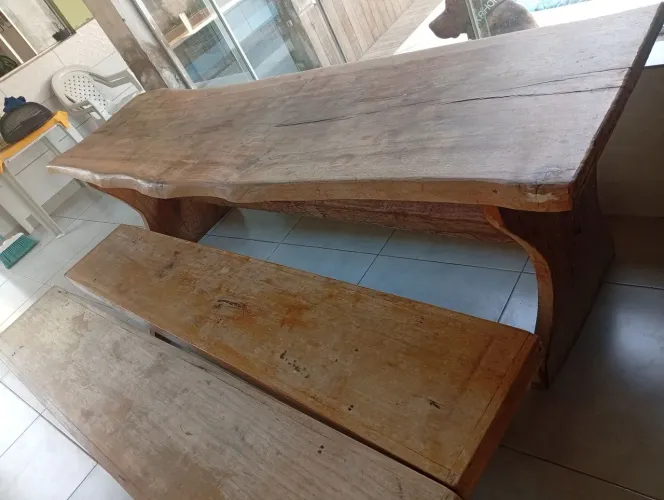 Mesa de madeira maciça