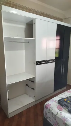Guarda roupa muito conservado.