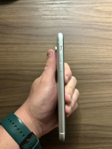 Vendo iPhone XR 128GB na cor branca, aparelho funcionando perfeitamente e pronto para uso.