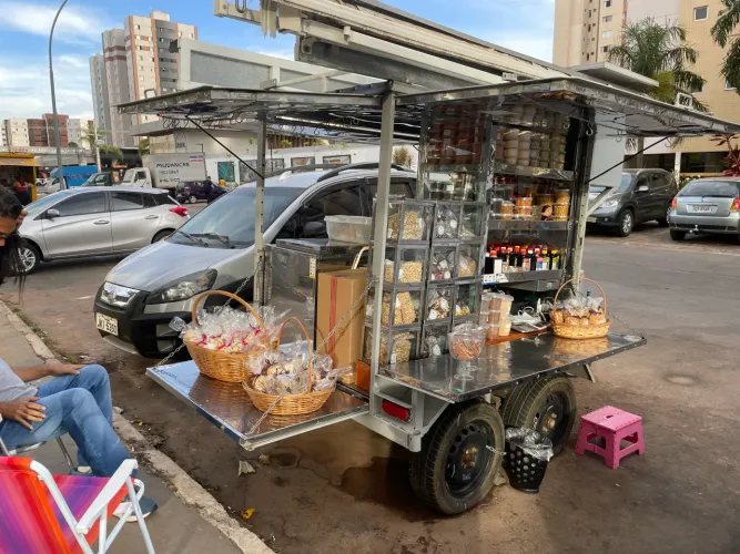 Reboque fechado, com energia solar, para comércio de alimentos