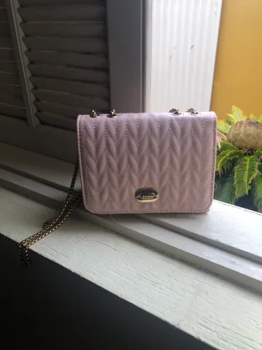 Bolsa rosa, alça dourada