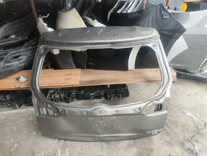 Tampa traseira Toyota Yaris Hatch com detalhe
