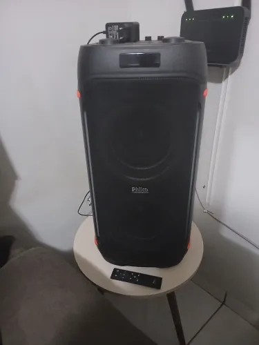 Vendo uma caixa de som  marca philco nova a caixa vem com dois microfone 