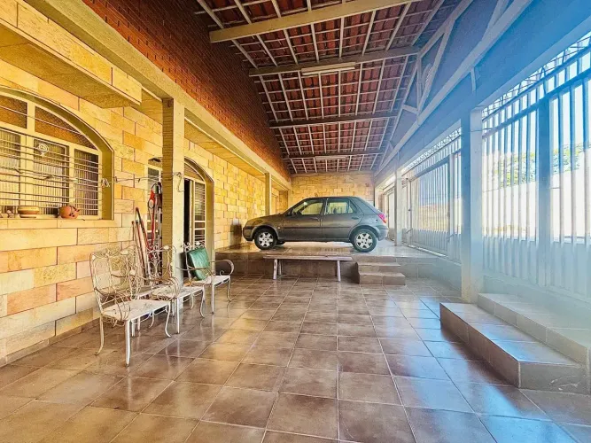 Casa com 267mts, 4 quartos, sendo 2 suítes, 4B, 2 vagas.