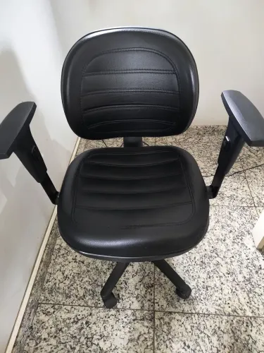 VENDO CADEIRA GIRATÓRIA C/ BRAÇO