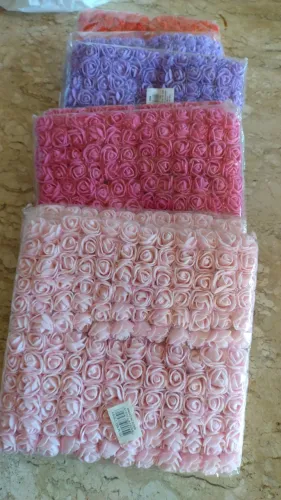 Pacote com 144 mini rosas de EVA