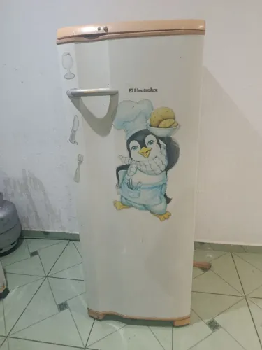 Geladeira Eletrolux usada porém funcionando perfeitamente