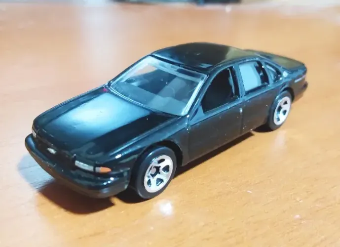 Miniatura Hot Wheels Chevy Impala 98