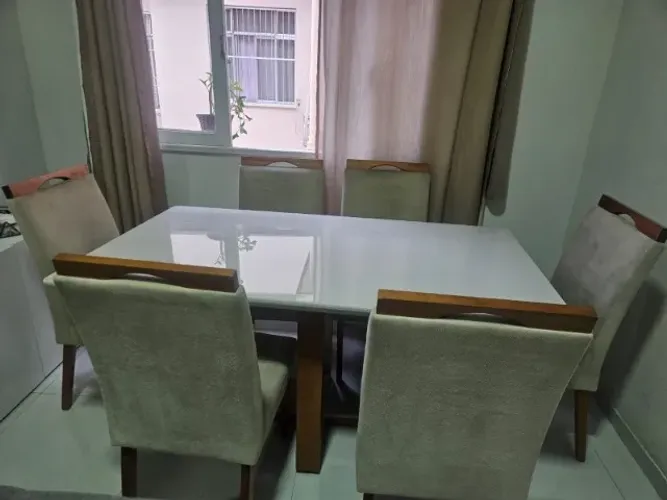 Conjunto de mesa de jantar com 6 cadeiras, em bom estado geral e com estrutura resistente
