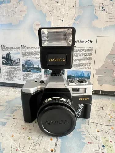 Câmera fotográfica analógica Yashica - 2000N