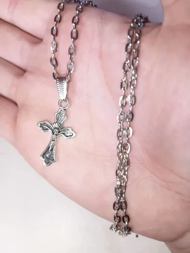 Crucifixo estilo Bizantino (Medieval). NOVO. Aço com banho de ródio. 60 cm e 4 mm.