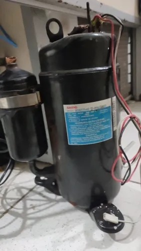 Vende se compressor sanyo de 30 mil BTUs semi novo