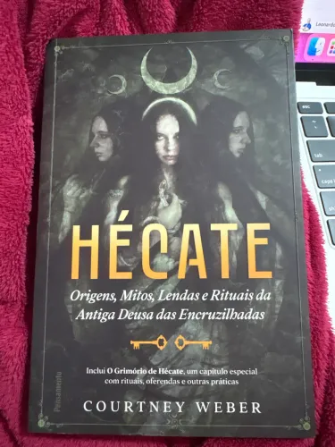 Livro Hécate, Courtney Weber