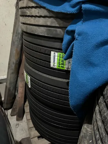 Pneus novos e pneus cobertos