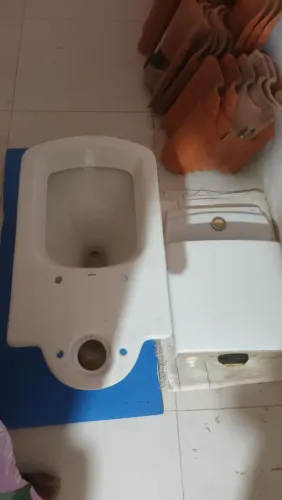 Louça sanitária quadrada branca com descarga acoplada