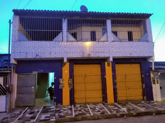 Vende-se uma casa com ponto comercial ou igreja. Uma das melhores localização do bairro.