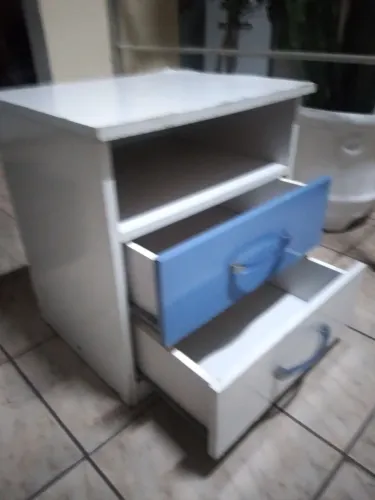Mesa cabeceira detalhe azul, preto ou lilás com gavetas e nicho
