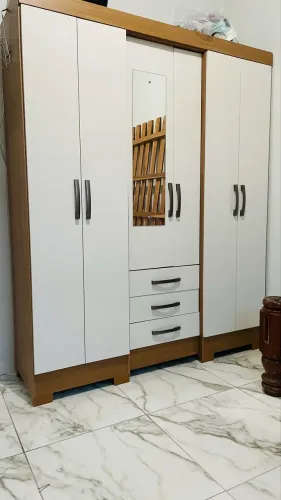 Guarda roupas semi novo! 