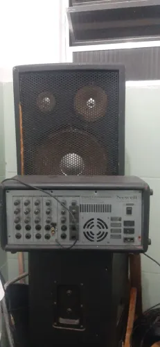Amplificador neweel com duas caixas de som.