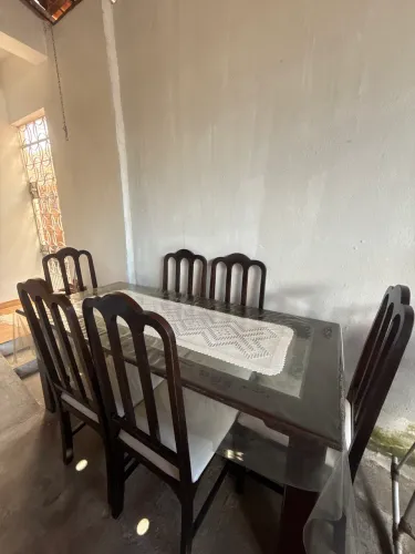 Mesa de madeira grande, com 6 cadeiras