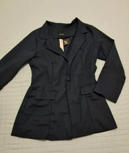 Blusas e casacos novos