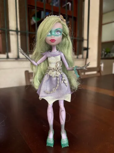 Boneca Twyla G1 monster high original completa 