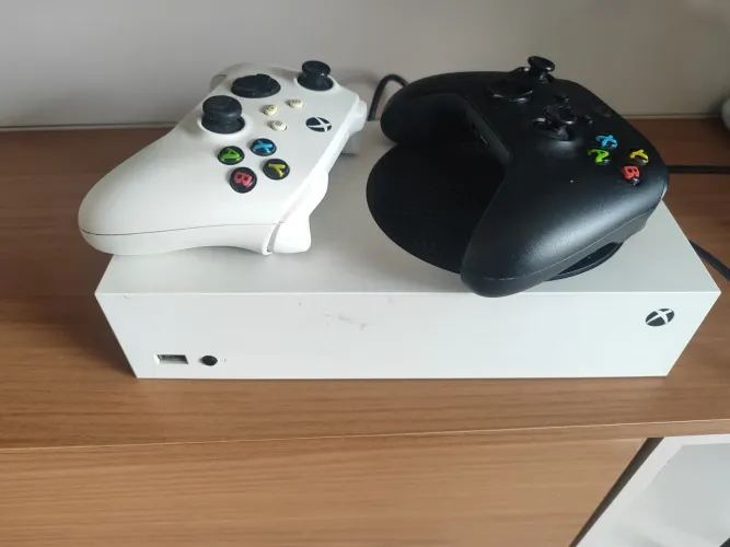 Xbox series s com 2 controles (leia a descrição)