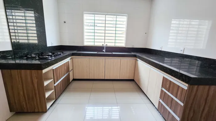 Casa de Alto Padrão à Venda ou Aluguel na Água Branca  Goiânia/GO Terreno: 372,50m² | Área