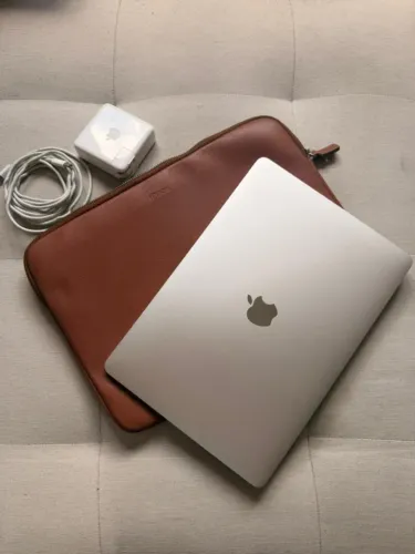 MacBook Pro 13- 2019 | Touch Bar | 8GB | 512GB SSD | Prata | Capa couro iPlace