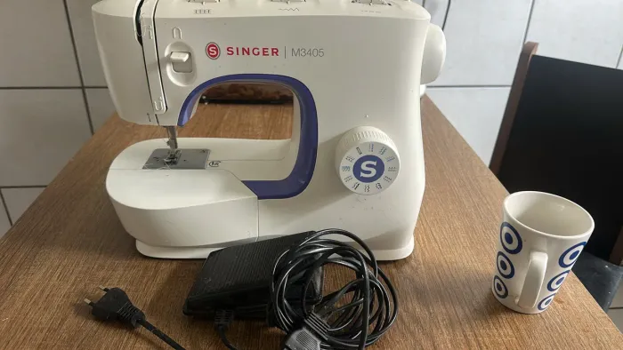 Máquina de costura Singer pouco usada