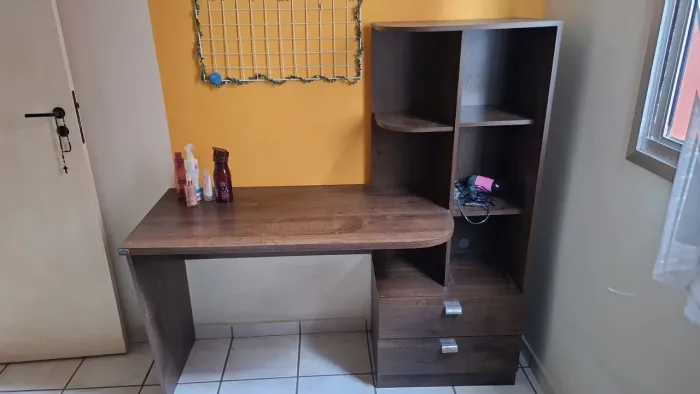 Mesa/Escrivaninha de Estudos com Gavetas e Prateleiras