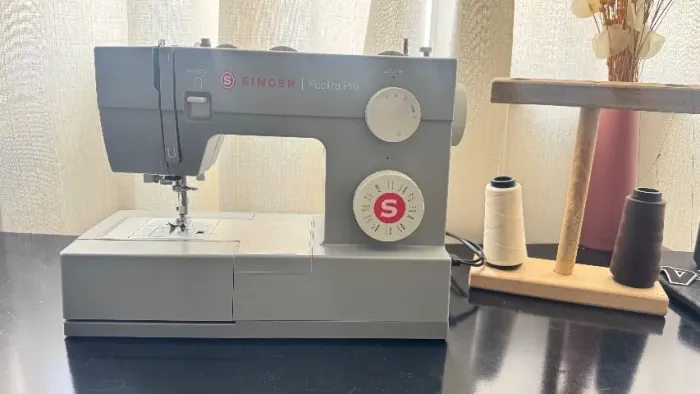 Máquina de Costura Singer Facilita Pro 4423 Seminova + Linhas e Agulhas