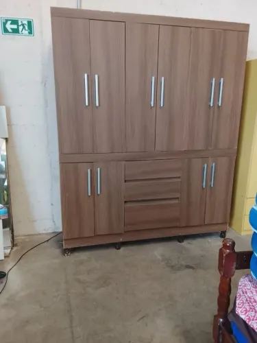 Guarda roupas com pés, USADO ENTREGA e MONTA dentro de Uberlândia MG