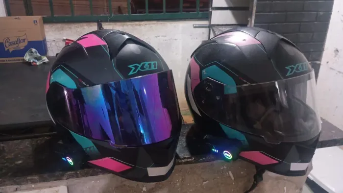  2 Capacetes x11 700 reais 