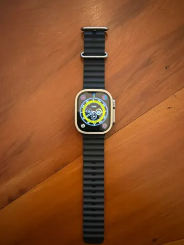 Apple Watch série 1 com três pulseiras originais e duas não.
