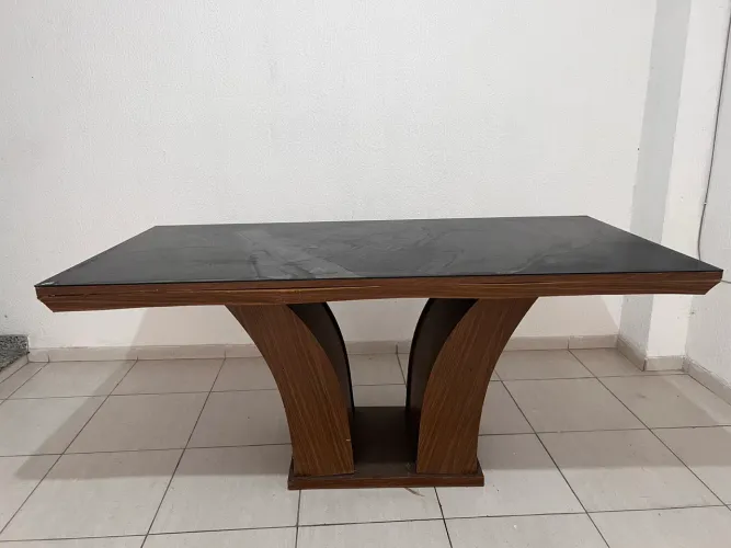 Vendo mesa de jantar de 6 lugares em madeira, com tampa de vidro 