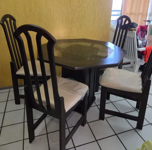 Mesa com 4 cadeiras estufadas e tampo de vidro