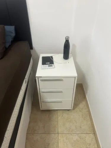 Mesa de cabeceira com três gavetas