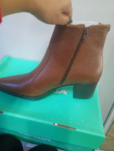 Bota pegada apenas na numeração 37 e 39