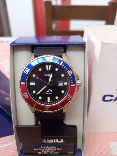 Relógio Casio duro pepsi de 44mm na caixa 