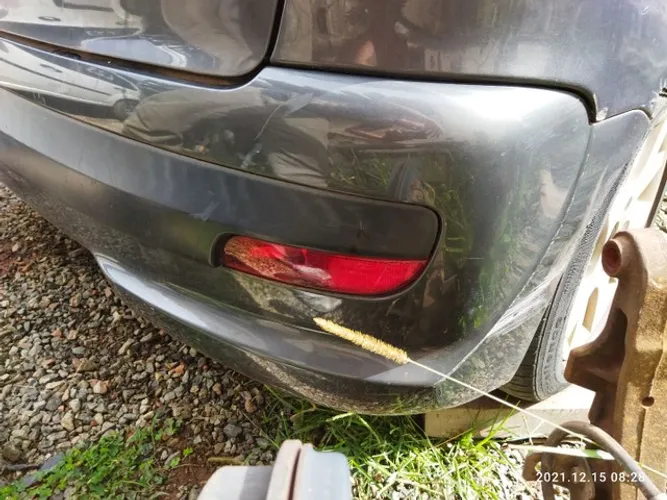 Parachoque traseiro Peugeot 207 Hatch completo com as lanternas de neblina