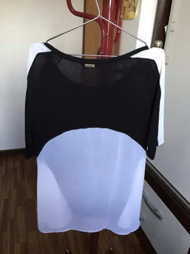 Blusa preta e branca 
