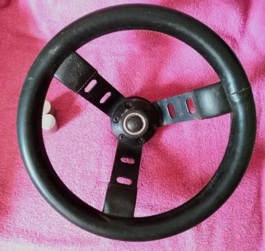 Volante Antigo Esportivo Original Phantom c Furos Revestido Couro