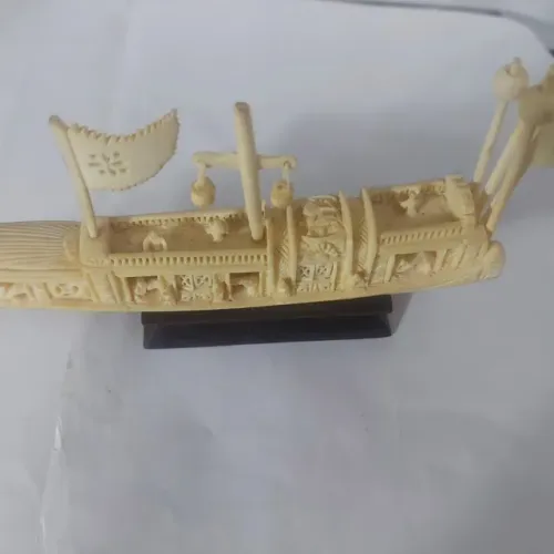Barco em marfim com base em madeira escura peça vintage 