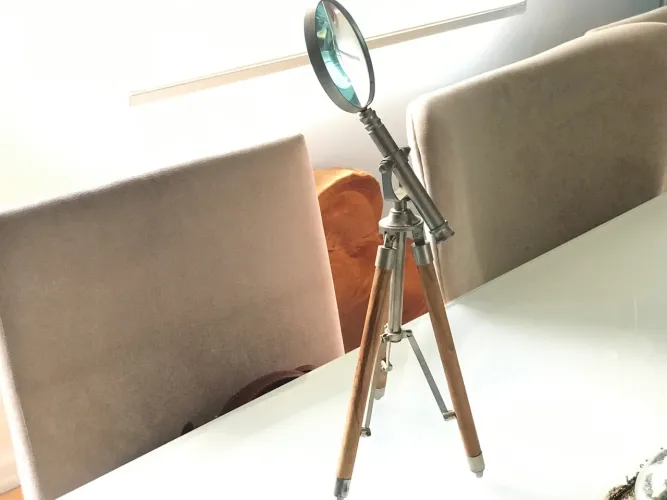 LUPA DE MESA REGULÁVEL EM METAL PRATEADO COM TRIPÉ EM MADEIRA E METAL